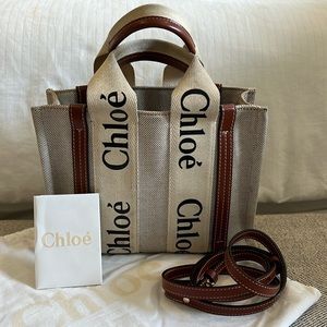 Chloe Woody Small Tote Bag in Linen with Crossbody Strap in white/brown.